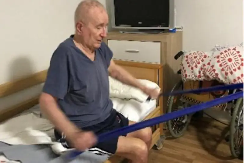 Cvičenie s gumovým expanderom Cvičenie s gumovým expanderom