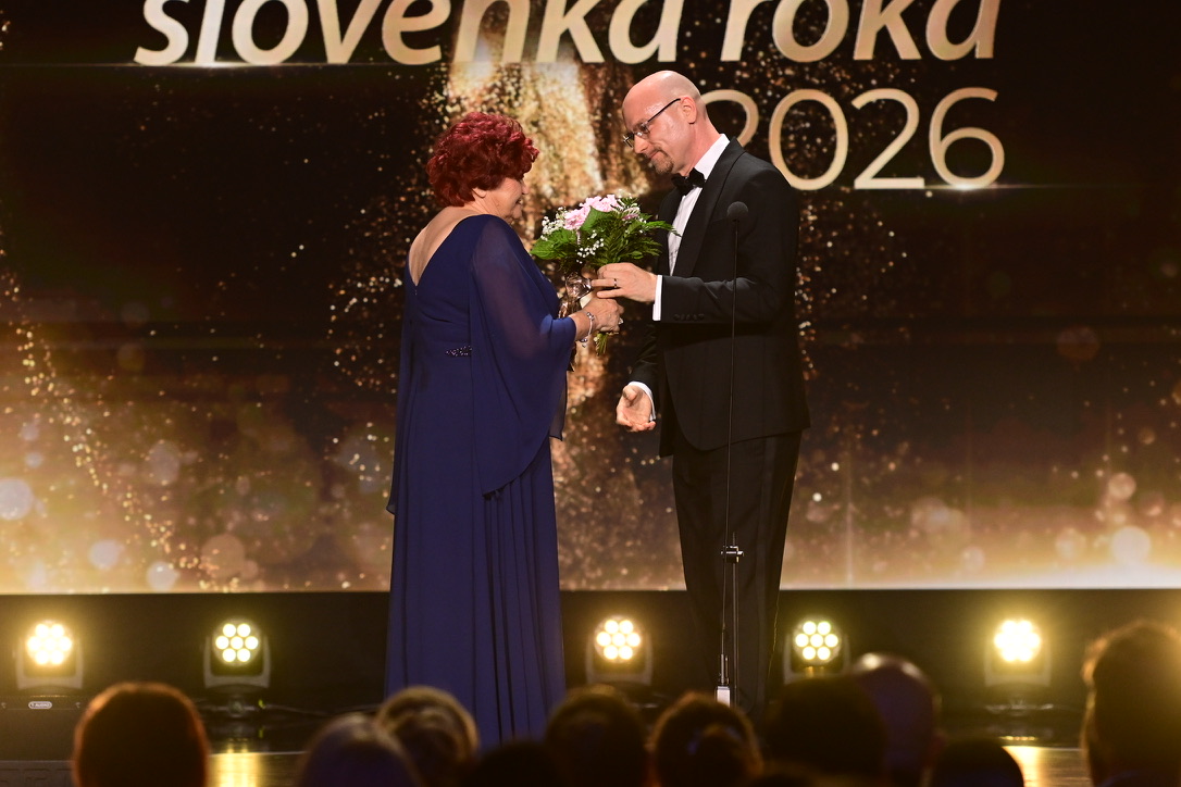 Odovzdanie kytice ocenenej žene na galavečere Slovenka roka 2026